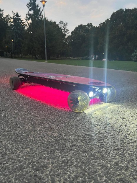 �p�tett elektromos g�rdeszka