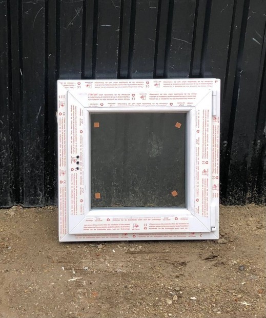Építkezésből megmaradt műanyag ablak 60x60-as méretben