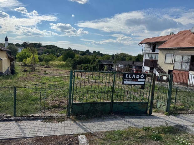 �p�tkezne egy csendes, bar�ts�gos k�rny�ken? Itt a remek lehet�s�g