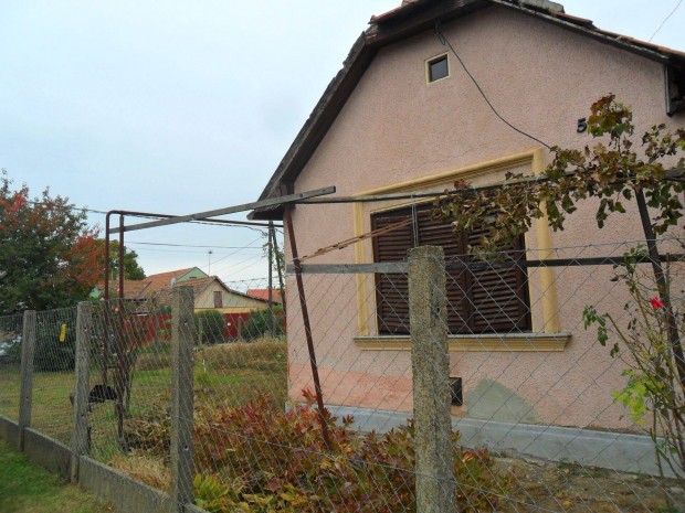 �p�tkez�knek sarok-telek kis h�zzal