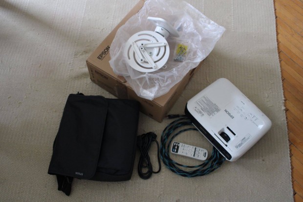 Epson EB-U04 projektor, full hd ! Foxpost egyeztetés után!