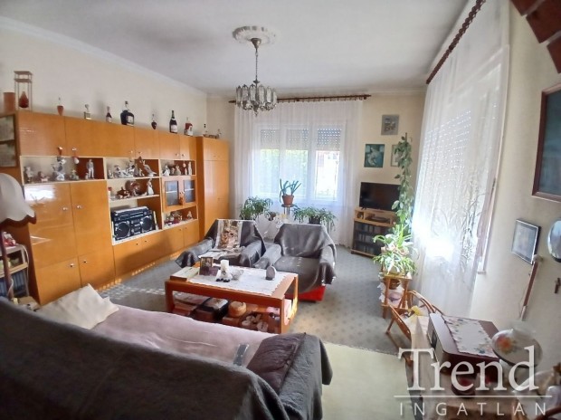 Ercsiben k�zponthoz k�zeli csal�di h�z elad�.