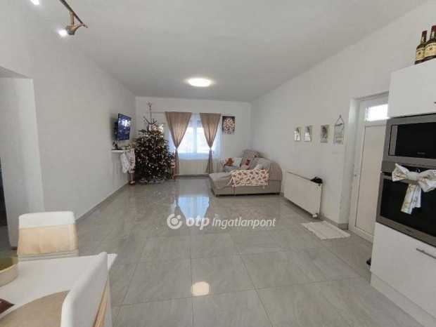 Ercsii 72 nm-es h�z elad� #5130256