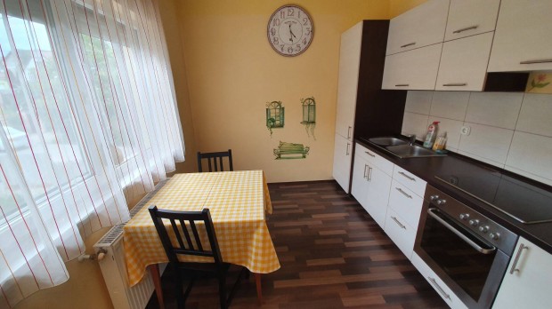 �rd Parkv�rosban kiad� lak�s