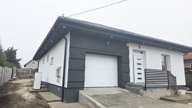 �rd, Fenyves Parkv�rosban tal�lhat� utca, 158 m2-es, csal�di h�z