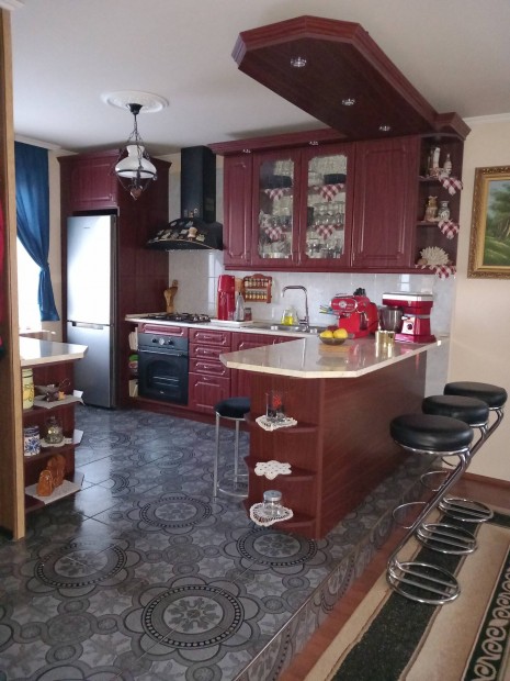 �rden elad� j� �llapot� csal�di h�z