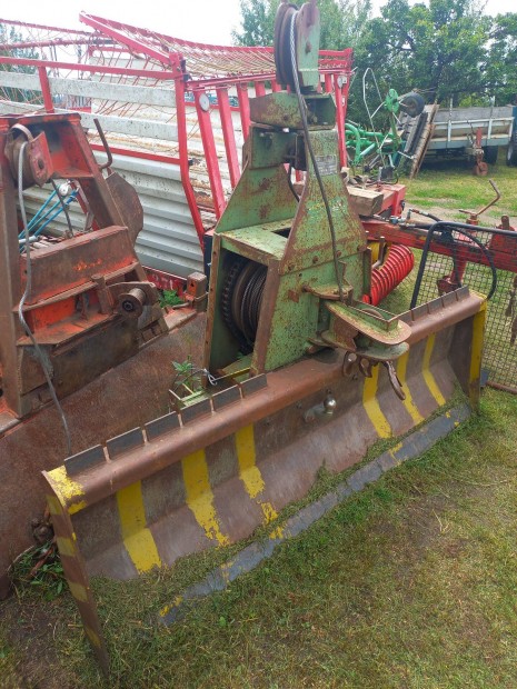 Erd�szeti cs�rl� / erd�szetics�rl� elad�