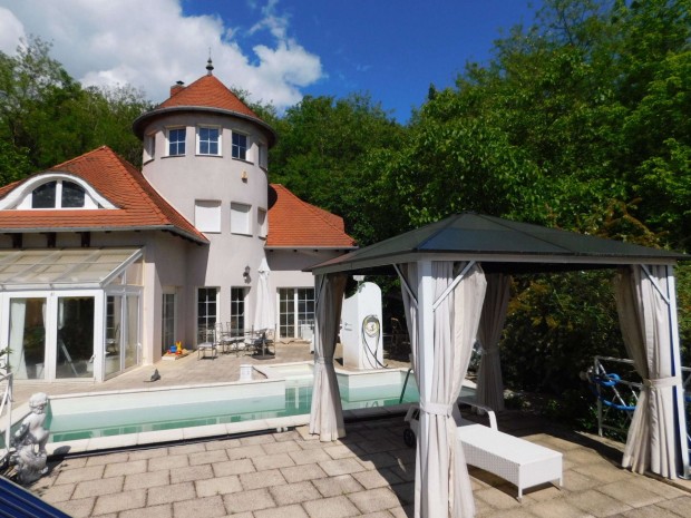 Erd� �lel�s�ben egyedi tervez�s�, kiv�teles hangulat�, h�z elad�