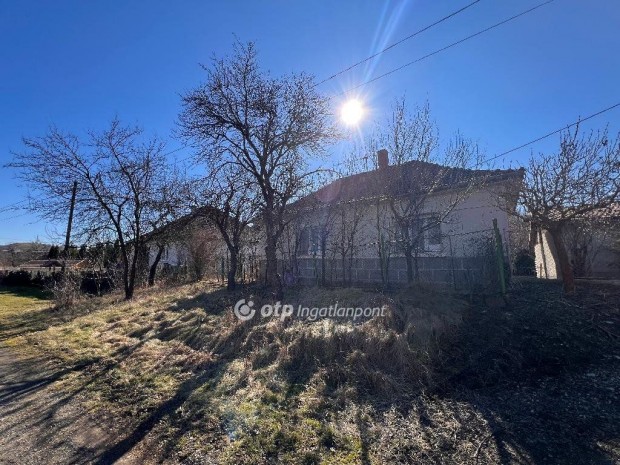 Erd�b�nyei 67 nm-es h�z elad�