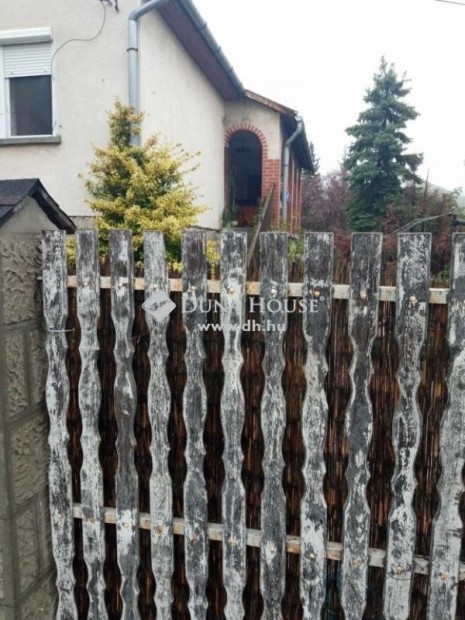 Erd�b�nyei 85 nm-es h�z elad�