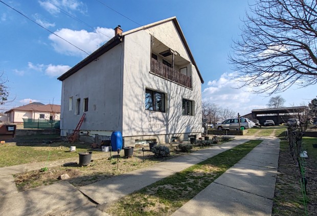 Erd�kertesi elad� t�gla csal�di h�z