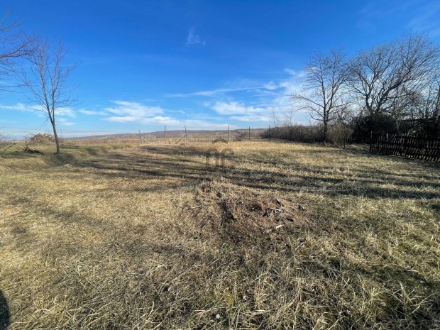 Erd�kertesi elad� telek