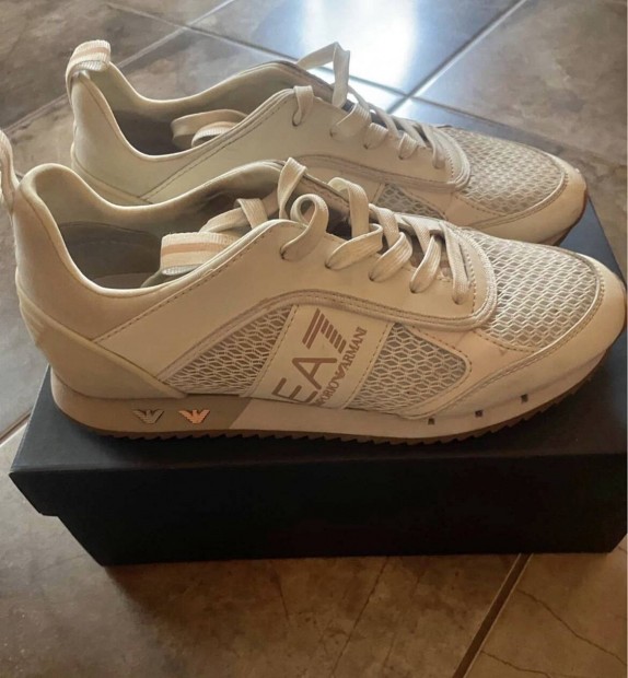 Eredeti Armani cipello elad� 