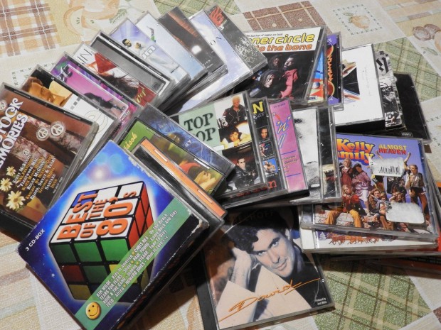Eredeti CD-k, DVD-k, magyar és külföldi előadók (közel 4000 db)