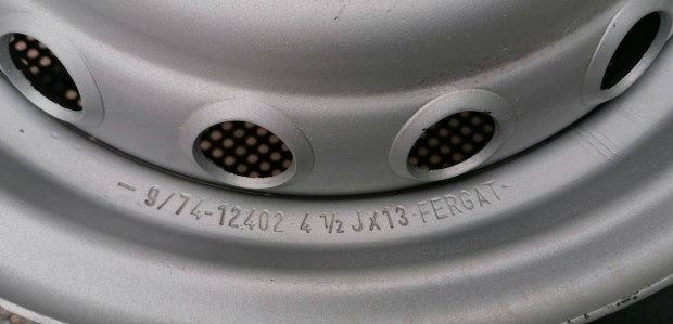 Eredeti Gyári és Új Fiat lemezfelni garnitúra. 15 peremes luk !