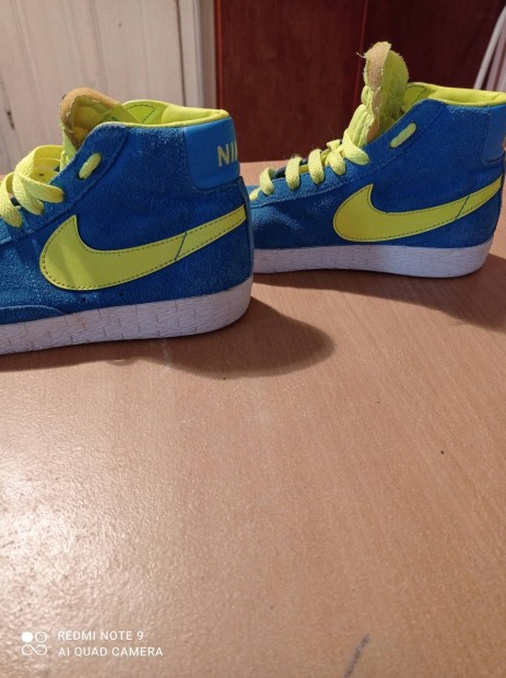 Eredeti Nike 32 es kiscip. Alig viselt llapot.