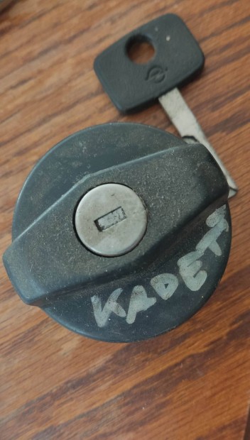 Eredeti kulccsal Opel kadett "D" tanksapka
