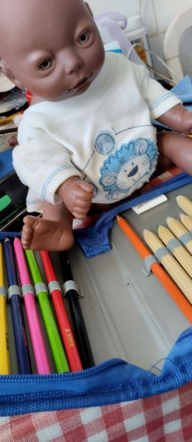 Eredeti pisilős néger baba+színes ceruzâkkal eladó