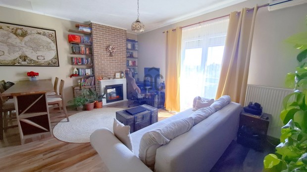 Erk�lyes, fel�j�tott m�sfeles lak�s a Bosny�k t�ren