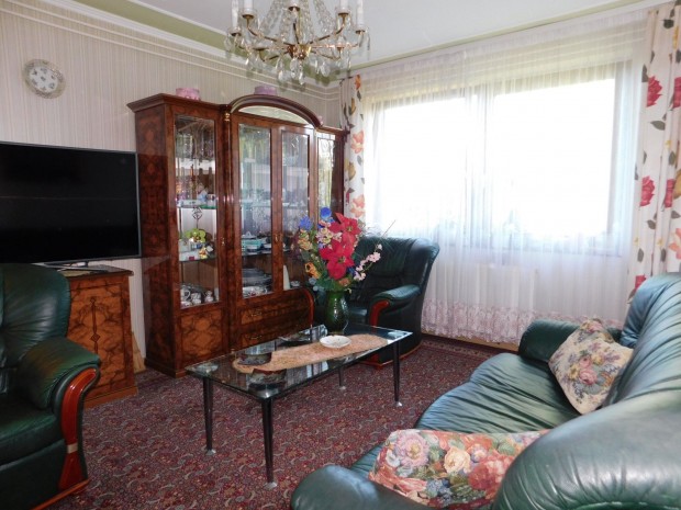 Erk�lyes lak�s a nyugati v�rosr�szben!