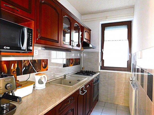 Erk�lyes lak�s a nyugati v�rosr�szben!