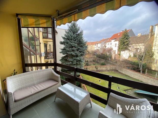 Erk�lyes nagy lak�s, gar�zs lehet�s�ggel a Gy�r belv�ros�ban