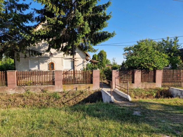 Erken, 900 nm-es telken, 85 nm-es, 3 szob�s csal�di h�z elad�