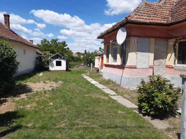 Erken fel�j�t�s alatt l�v�, 75 nm-es, 3 szob�s csal�di h�z elad�