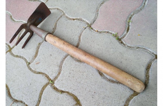 Er�s k�zi �ltet� kapa / gereblye fa ny�llel egy�tt