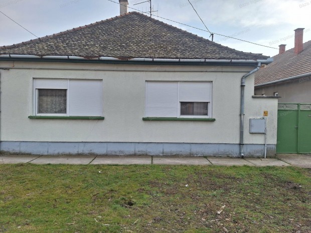 �rsekcsan�don 10 5m2-es csal�di h�z azonnal �tvehet�en elad�