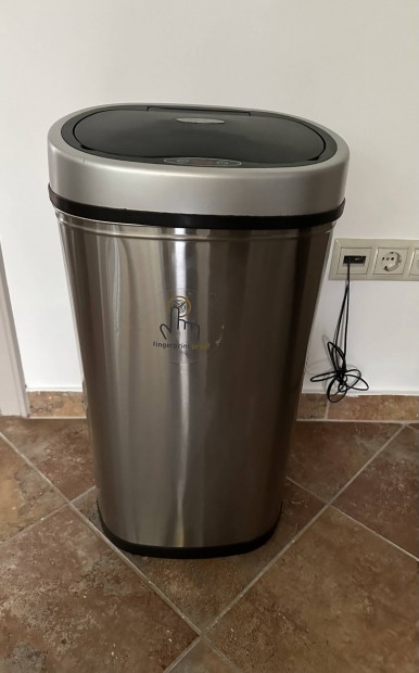 �rz�kel�s, automatikusan ny�l� szemetes kuka elad� Bud�n! 