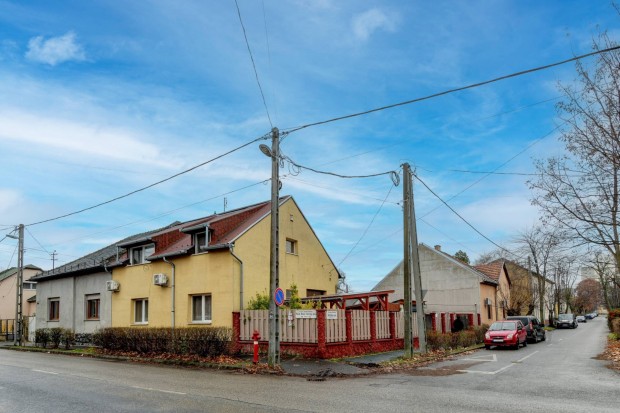 Erzsébet központi részén 2 szintes családi ház eladó!