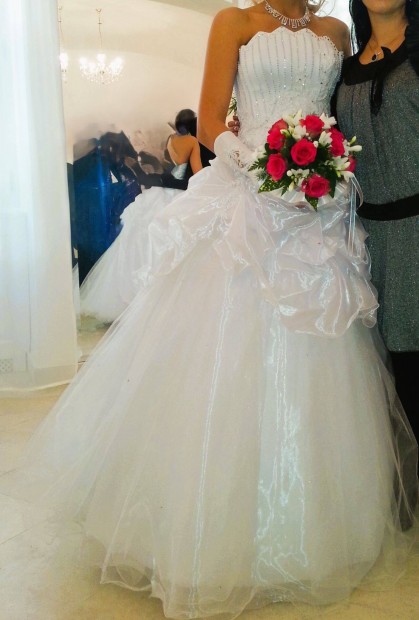 Eskvi menyasszonyi ruha