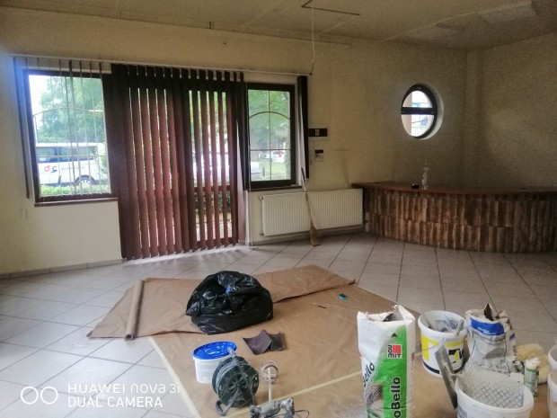 �szaki v�rosr�sz  kedvelt, ingyen parkol�s hely�n f�ldszinti iroda,