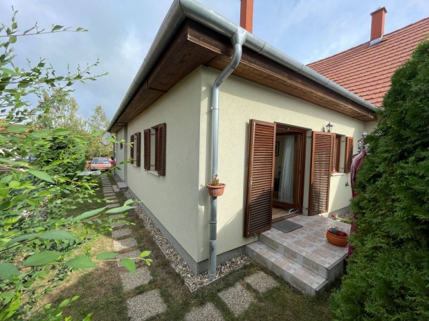 Esztergomban a 48-as lakparkban ikerhz j r: 72,9mft