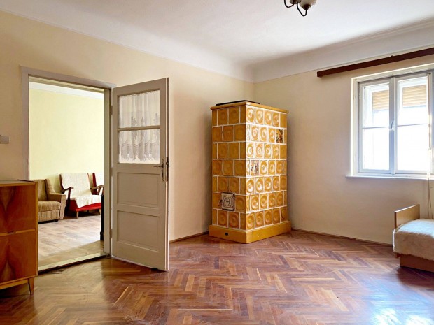 Esztergomban h�zr�sz elad�