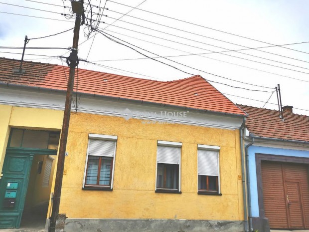 Esztergomi 82 nm-es lak�s elad�