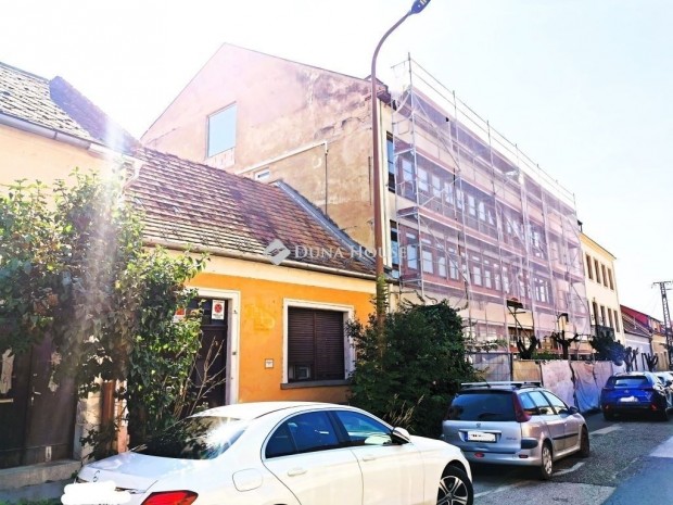 Esztergomi elad� 145 nm-es h�z