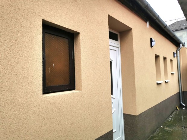 Esztergomi elad� 44 nm-es h�z