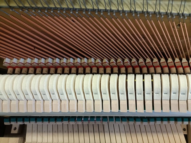 Eterna/Yamaha pianínó újszerű állapotban.
