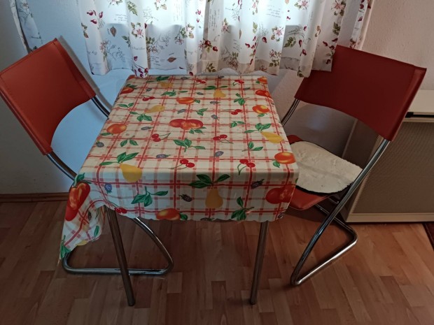 Etkező asztal 2 székkel