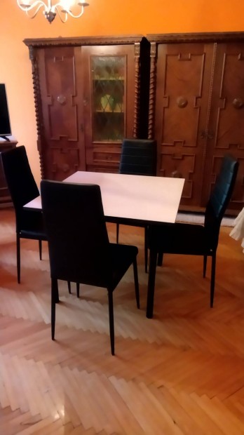 tkez asztal 4 szkkel (fekete-fehr)