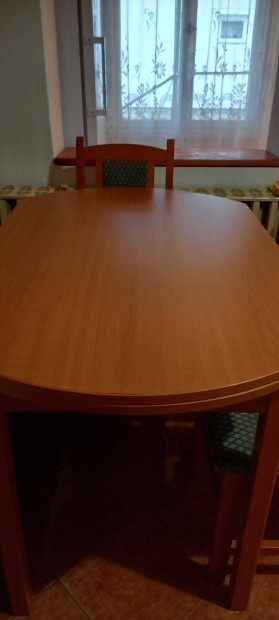 �tkez� asztal sz�kkel