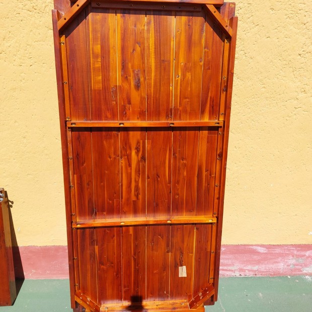 �tkez� asztal tr�pusi f�b�l.