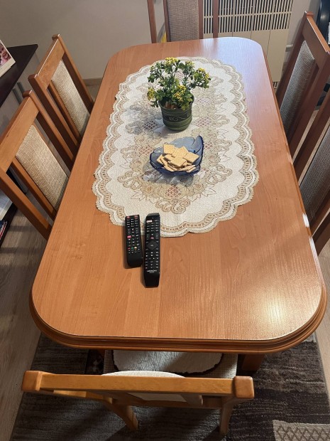 Étkezőasztal 4 darab székkel