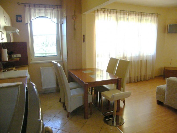 �tkez�asztal 4 sz�kkel elad�