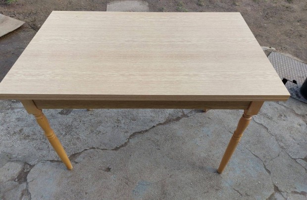 �tkez�asztal, sz�p �llapotban. Kinyithat�