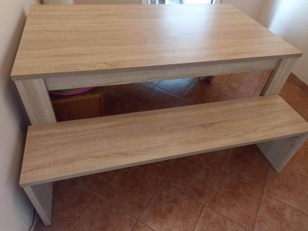 �tkez�asztal garnit�ra padokkal