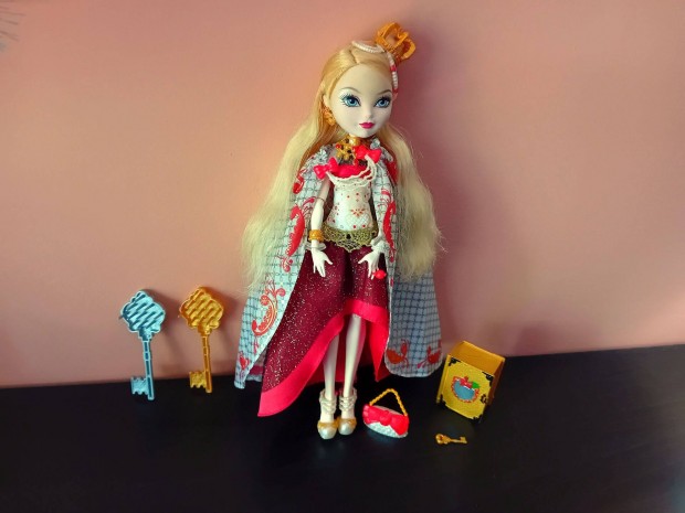 Ever After High baba ( Apple White ) j gyjti darab!