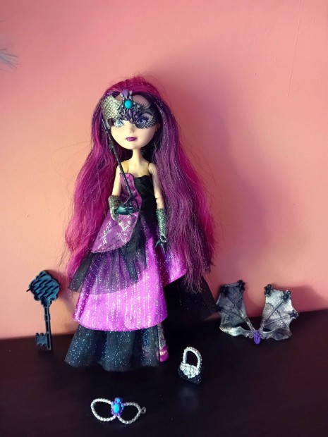 Ever After High baba ( Raven Queen ) j gyjti darab!